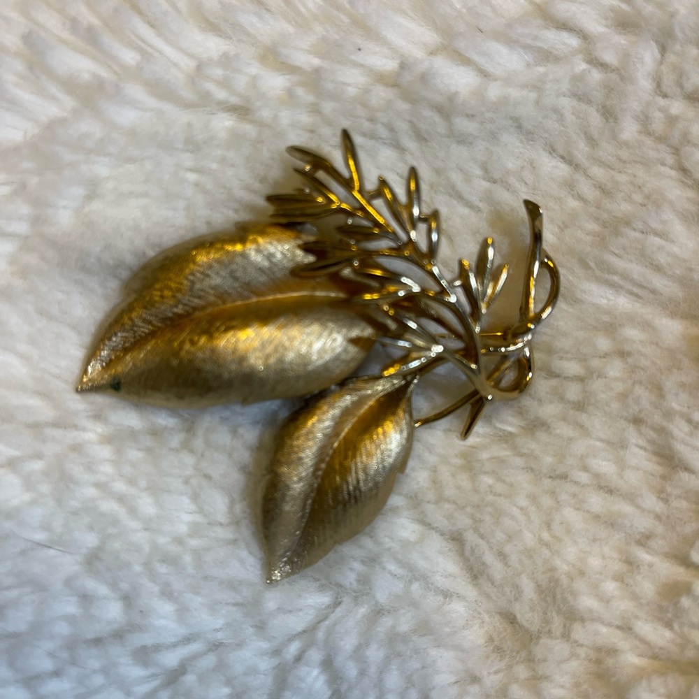 Rare find Vintage SARAH COVENTRY Gold large leaf brooch